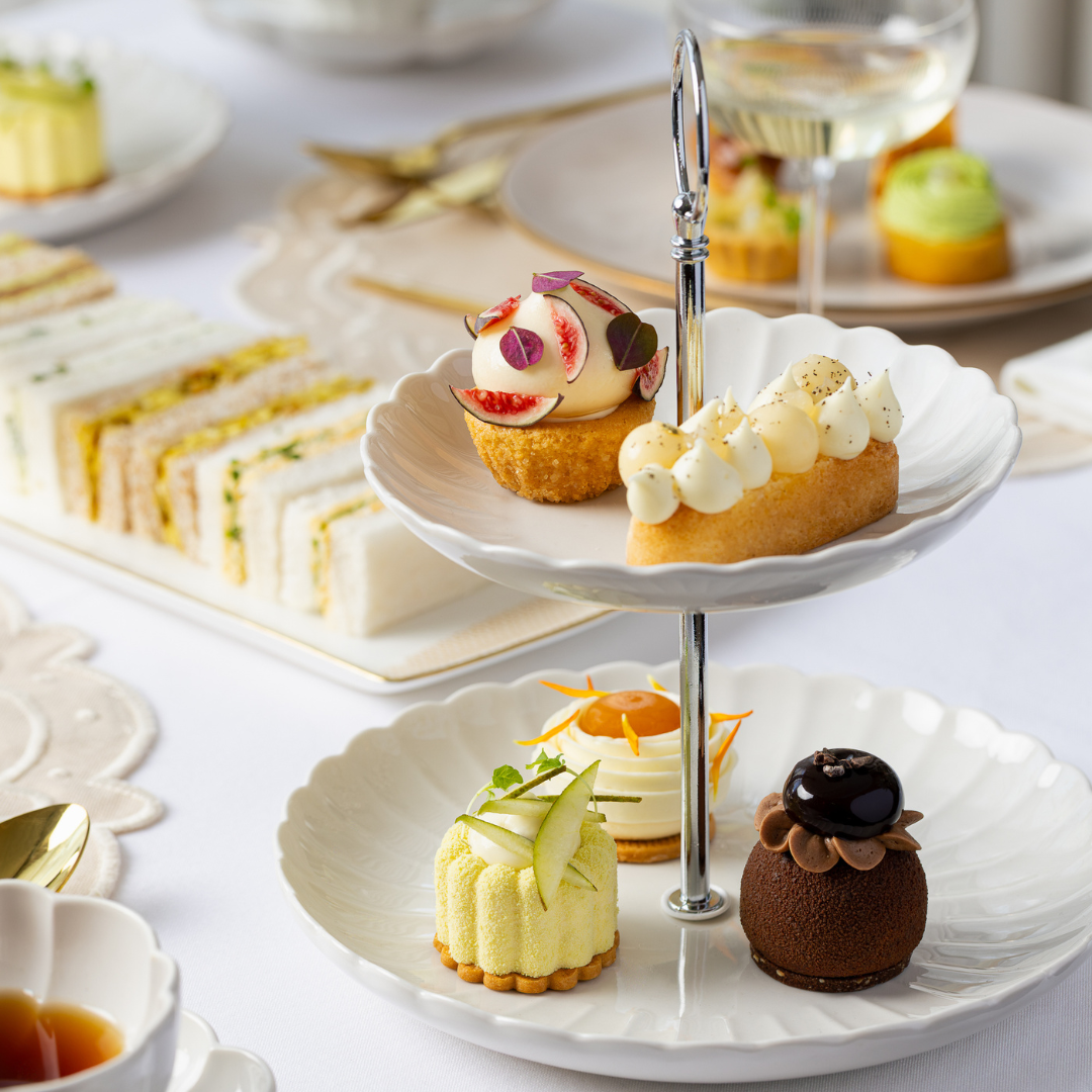 Rent: The Shell Cake Stand