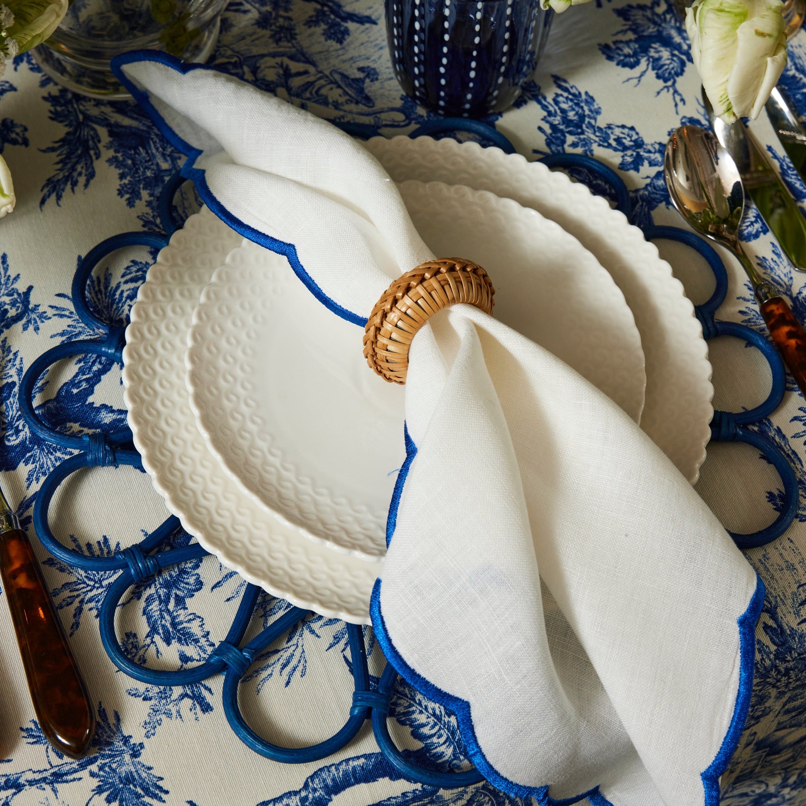 Rent: Blue Flower Wicker Placemat (33cm)