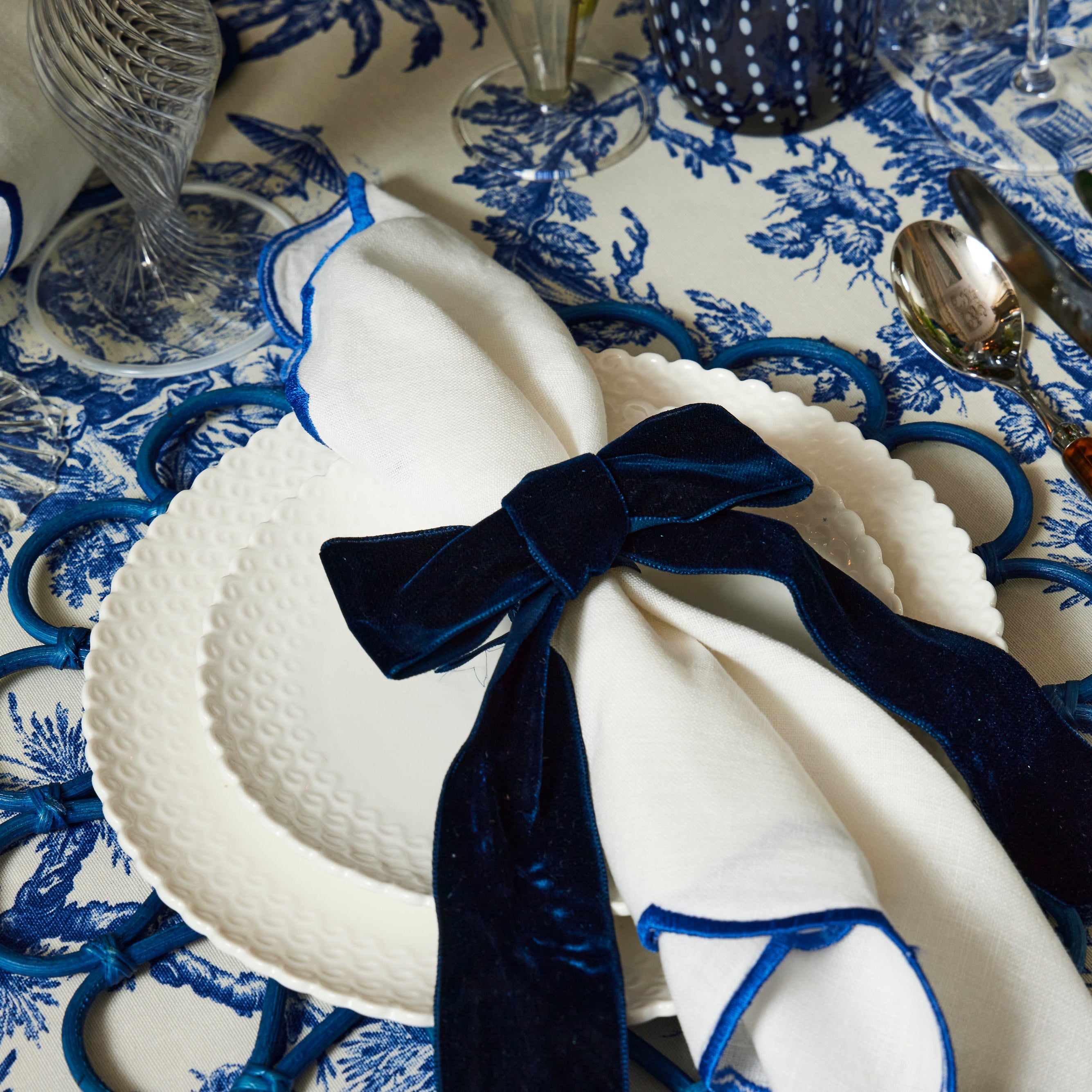 Rent: Blue Flower Wicker Placemat (33cm)