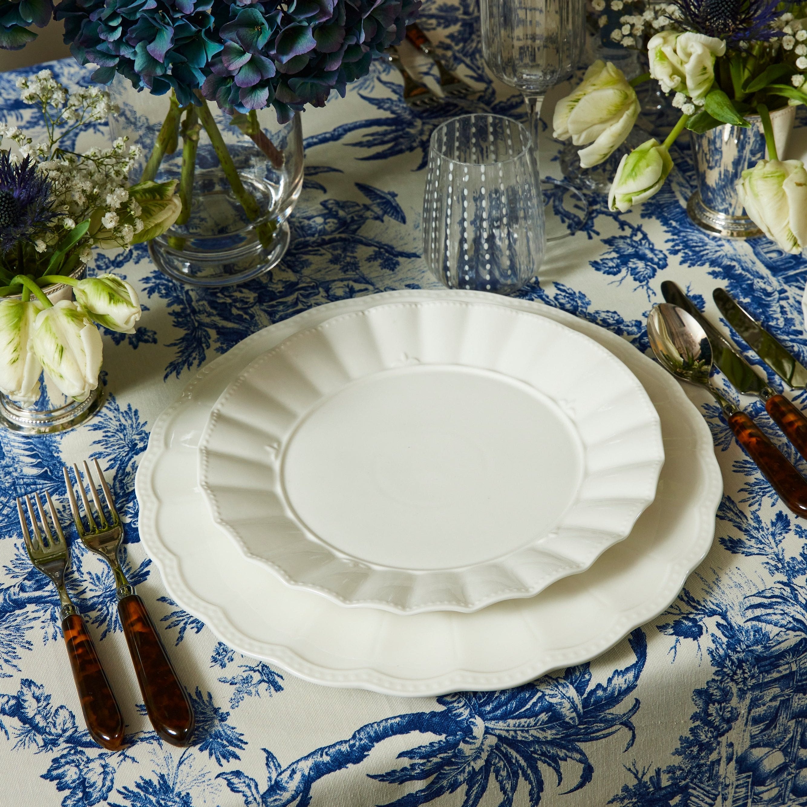 Rent: Ducale White Dinner (26cm)