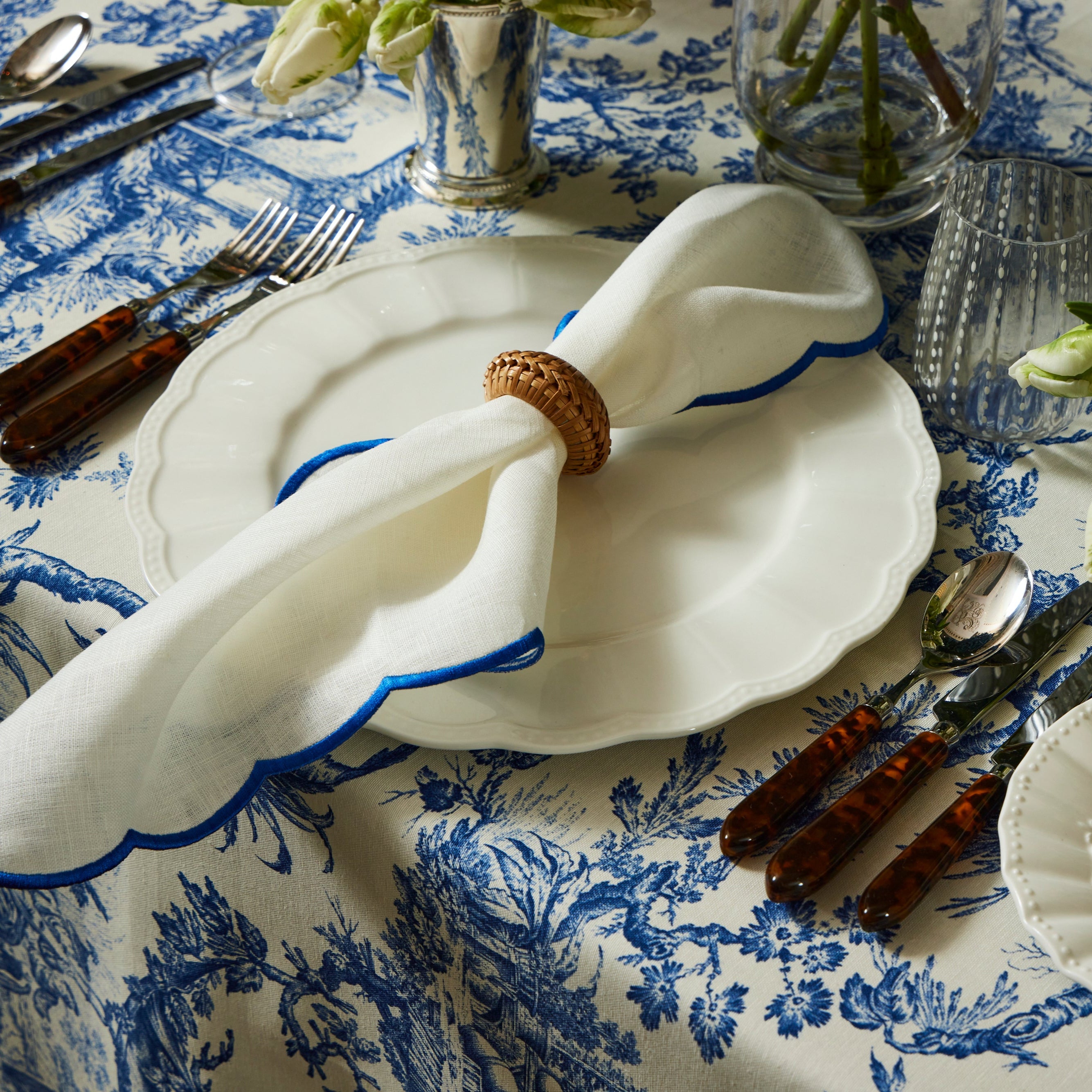 Rent: White Scallop Charger (33cm)