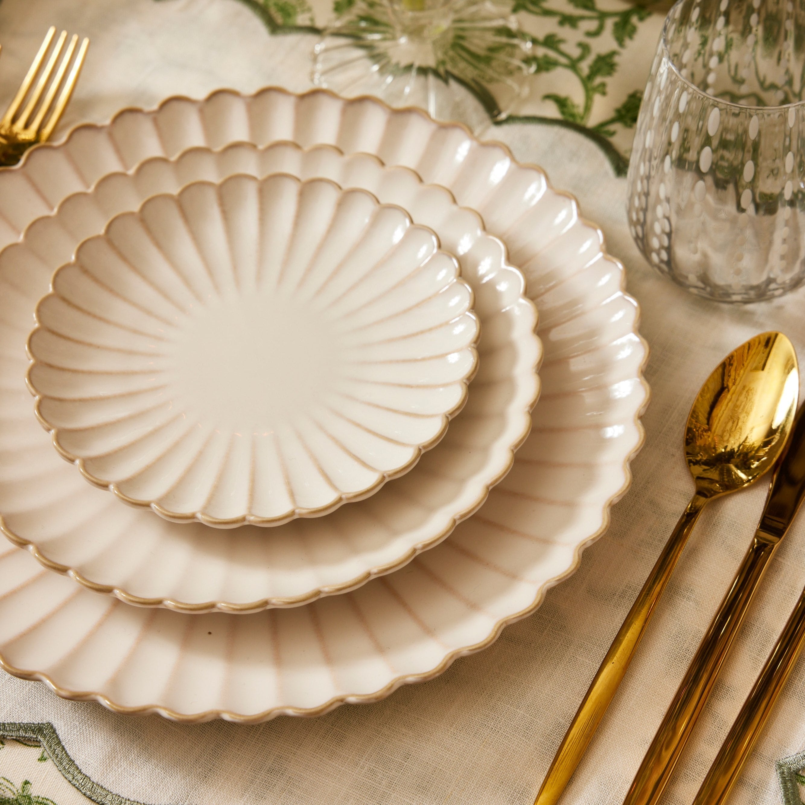 Rent: Shell Dinner (26cm)