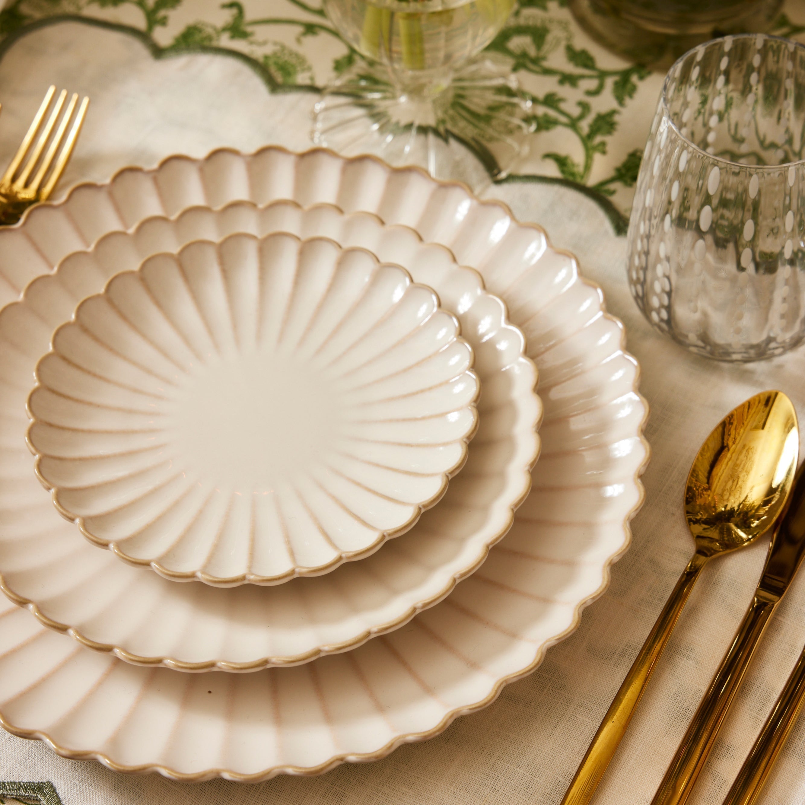 Rent: Shell Charger (30cm)