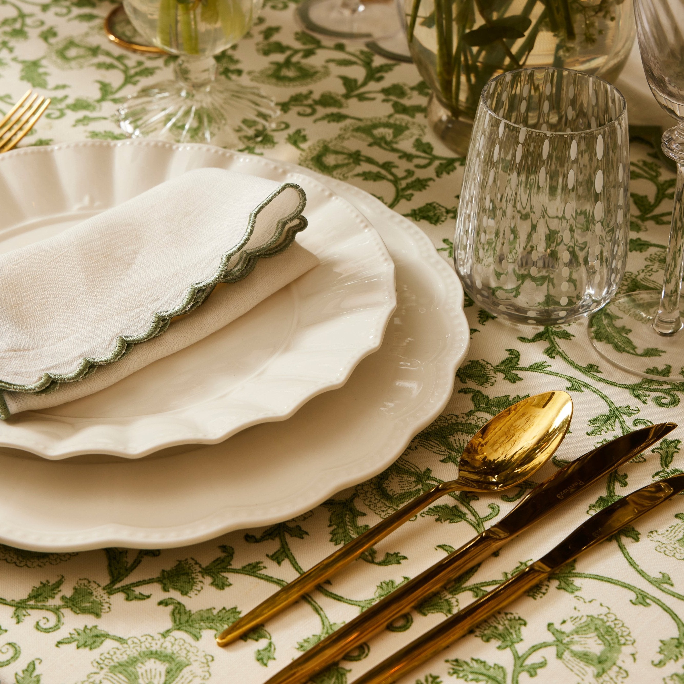 Rent: Ducale White Dinner (26cm)