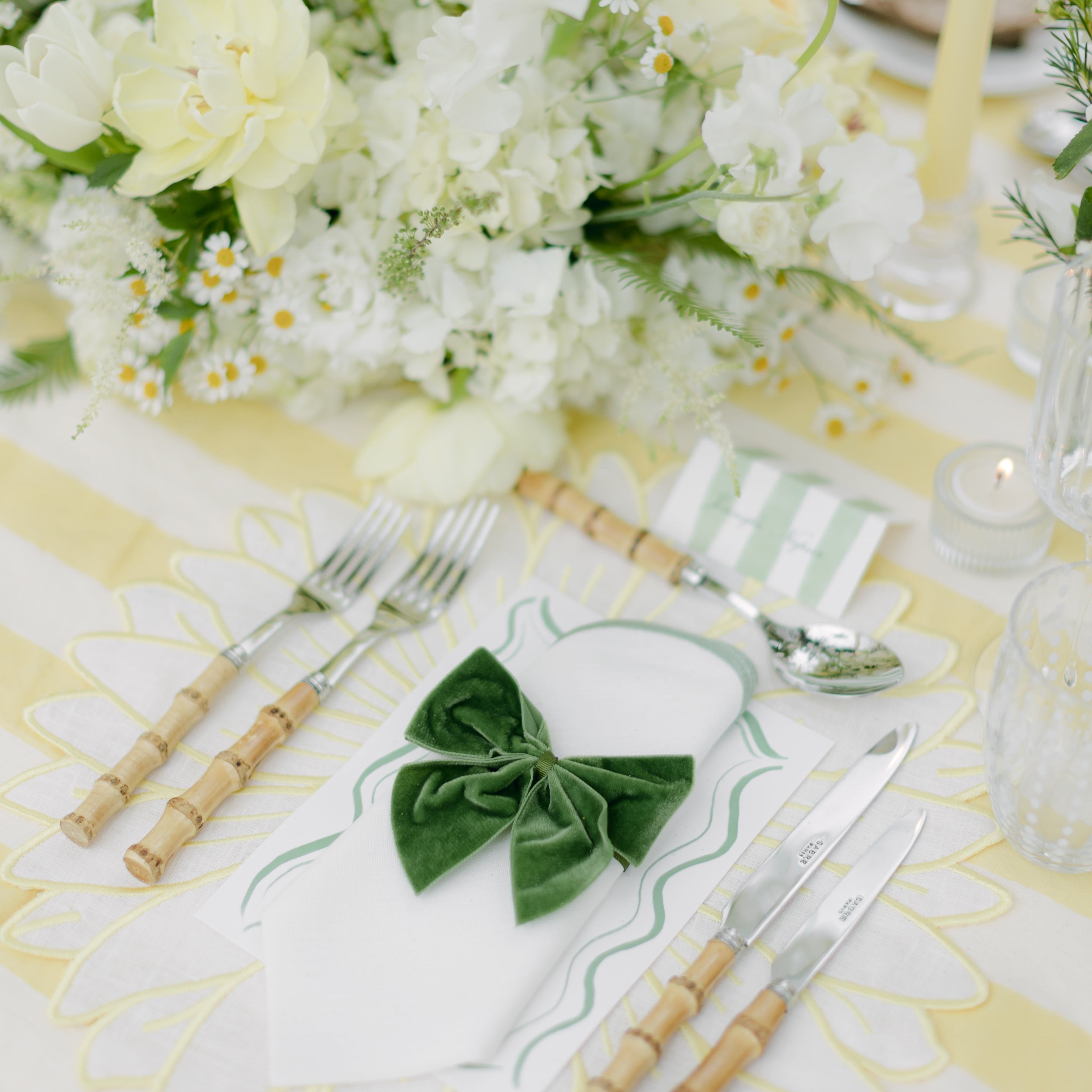 Rent: Green Embroidered Scalloped Napkin (40x40cm)