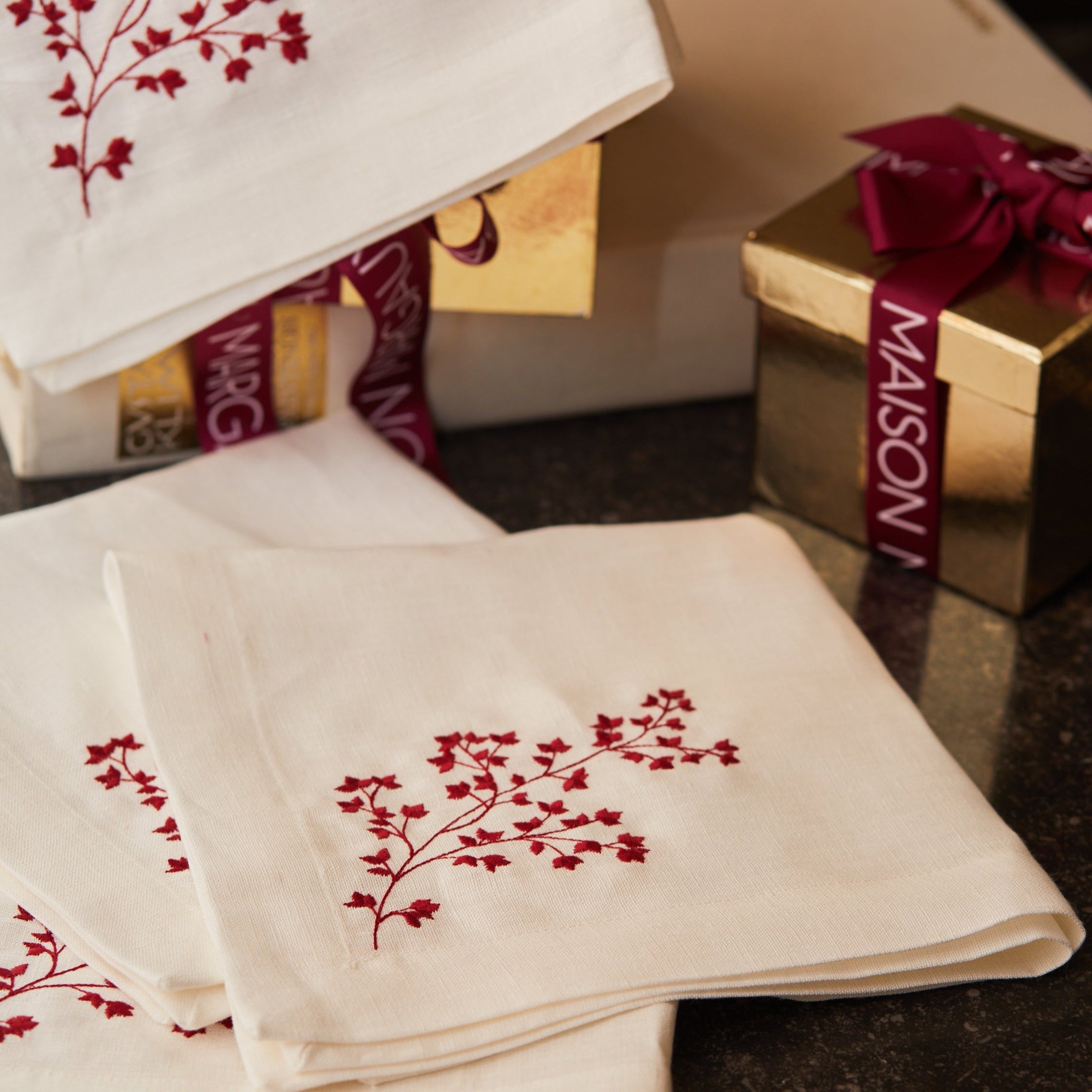 Rent: Victoria Red Napkin (40x40cm)