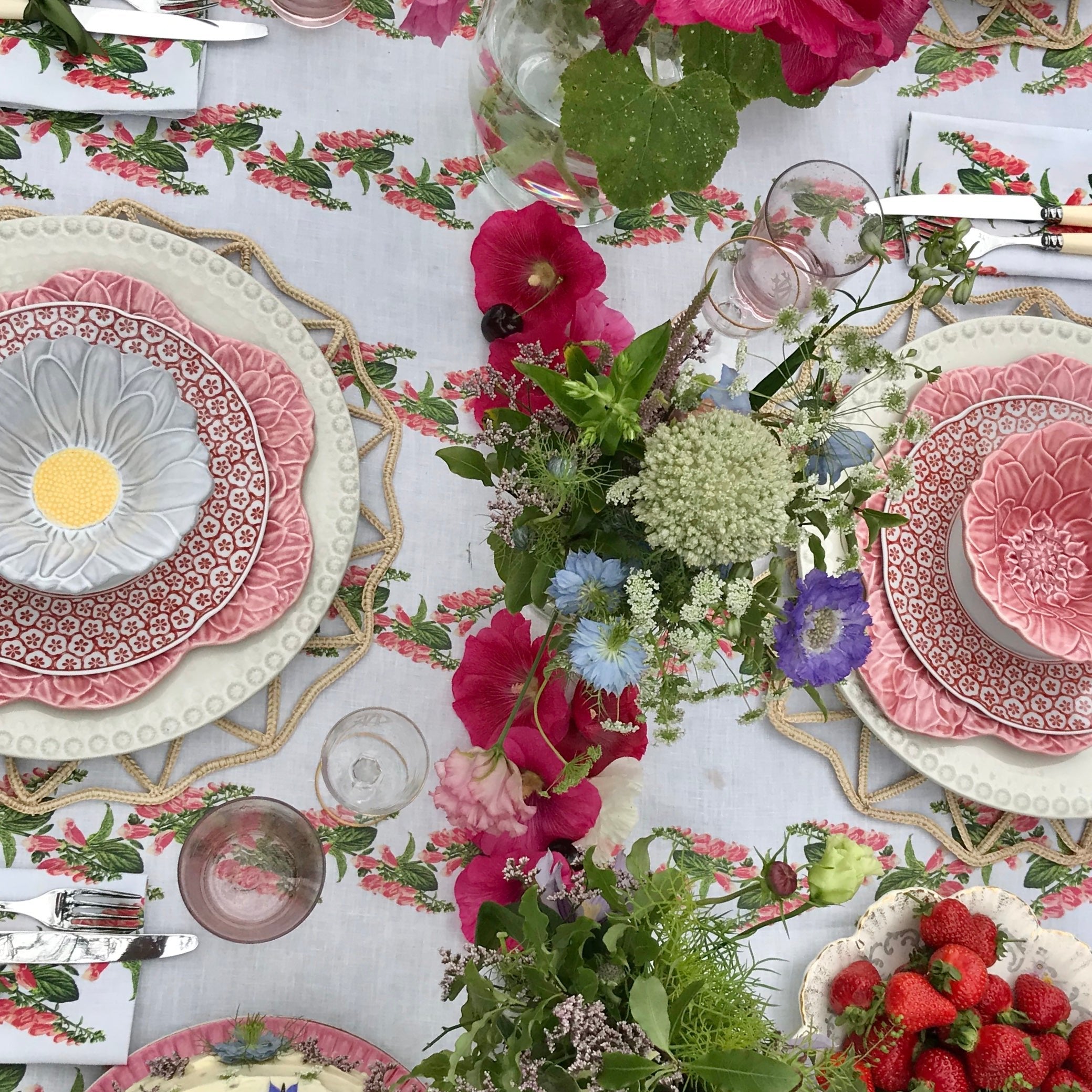 Rent: White Daisy Bowl