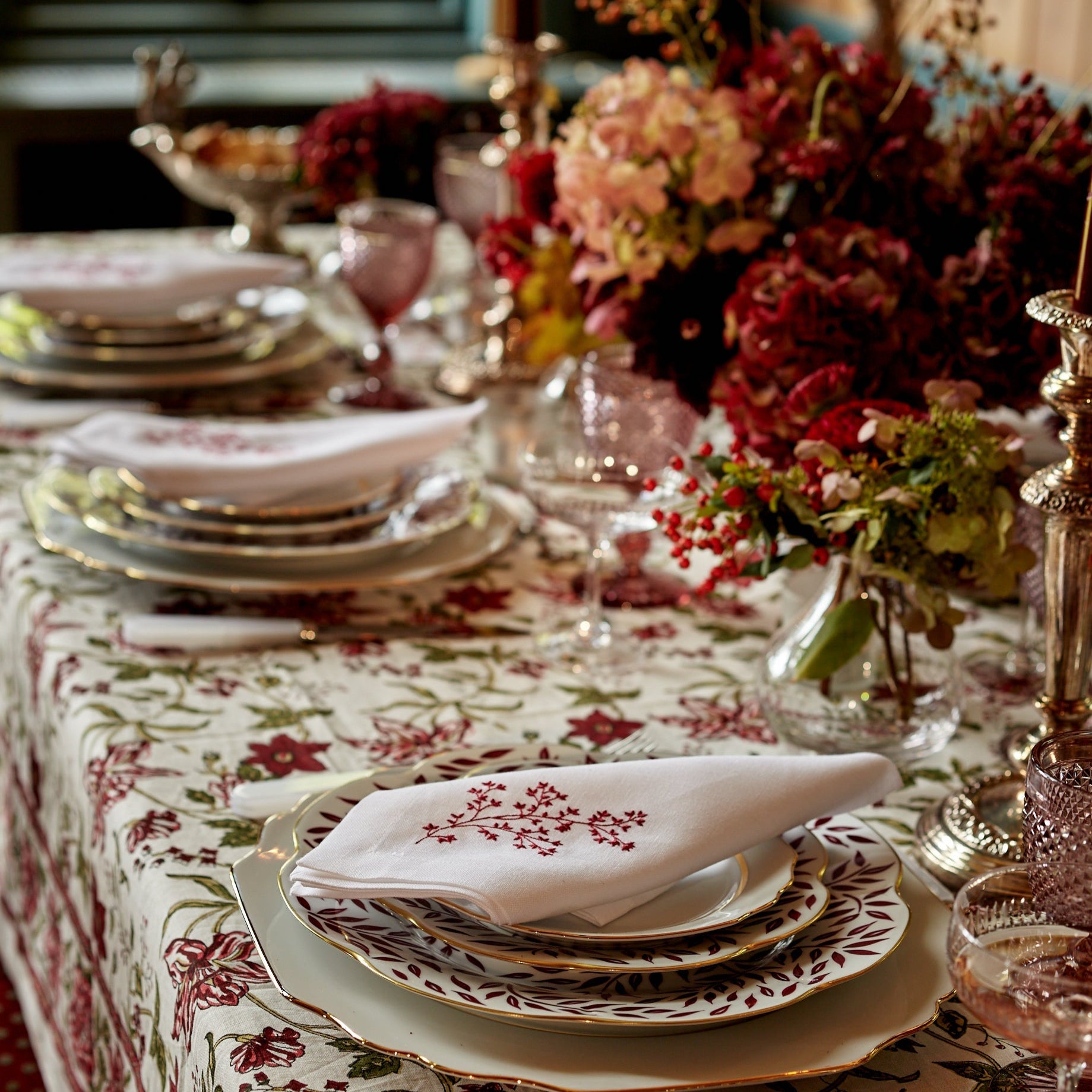 Rent: Victoria Red Napkin (40x40cm)