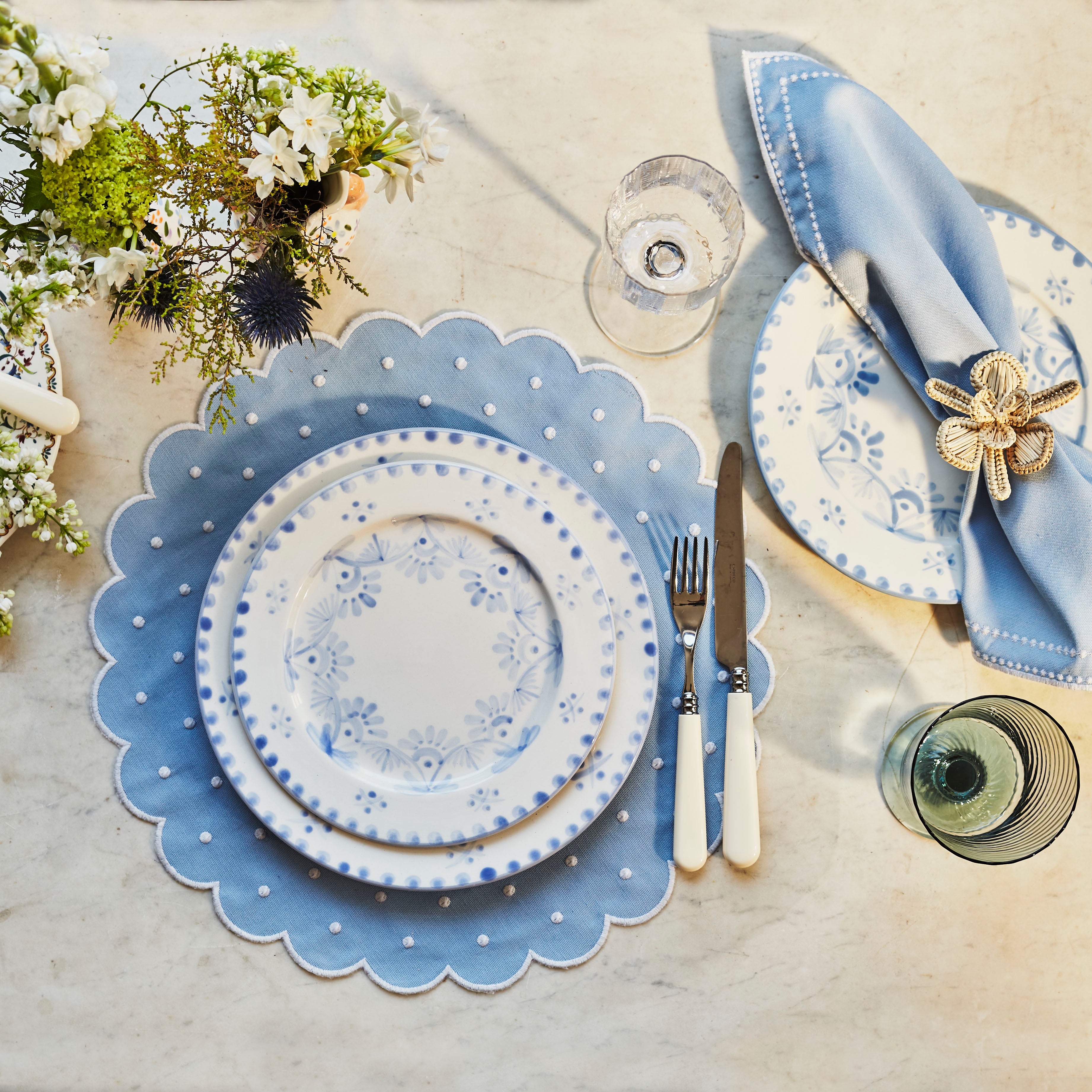 Rent: Daisy Blue Napkin (40x40cm)