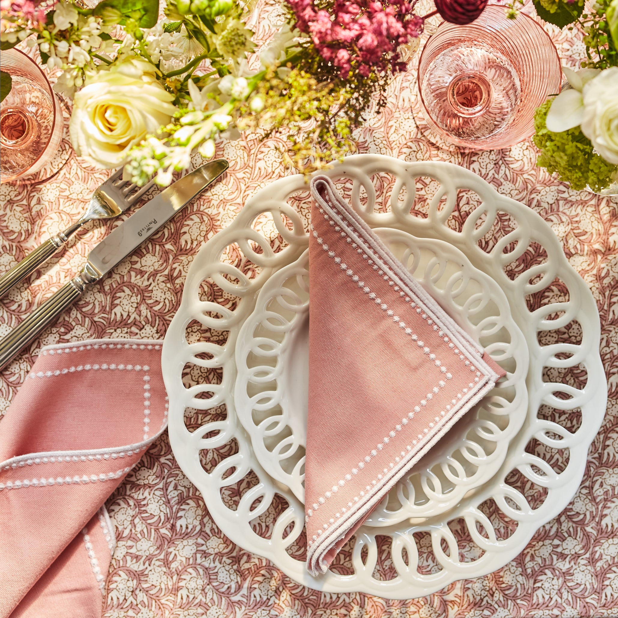 Rent: Abigail Pink Napkin (40x40cm)