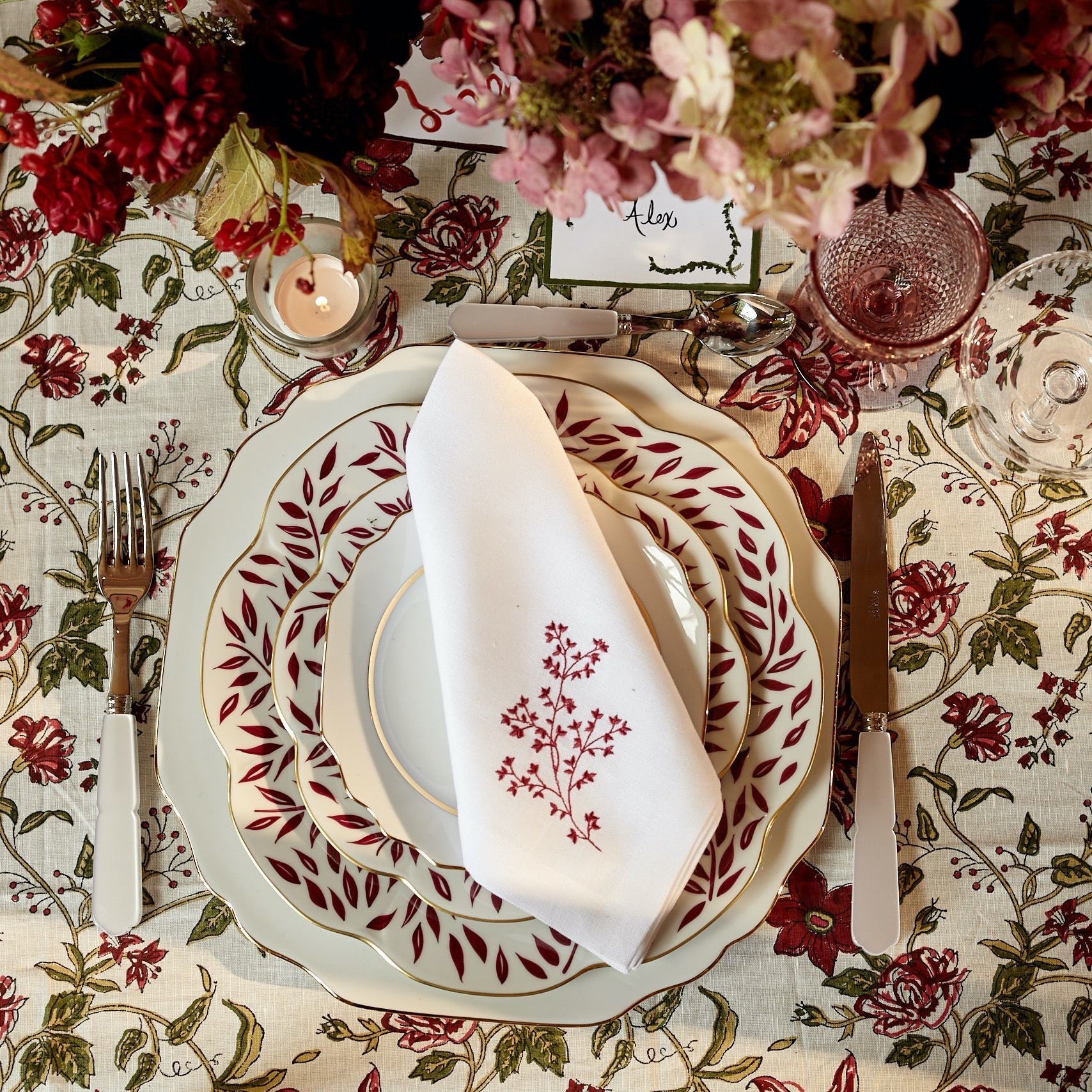 Rent: Victoria Red Napkin (40x40cm)