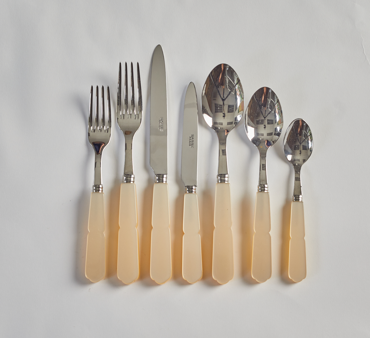 Rent: Elisa Pearly Cutlery