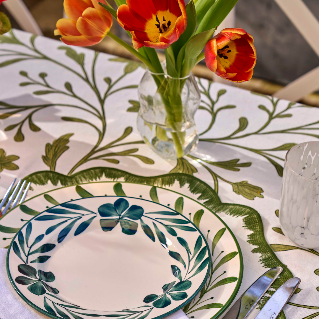 Rent: Clear Wavy Bud Vase (11.9cm)