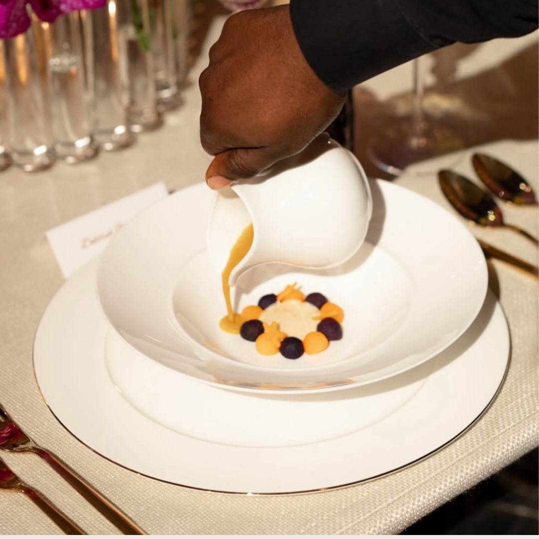 Rent: Selene Silver Charger (30.5cm)